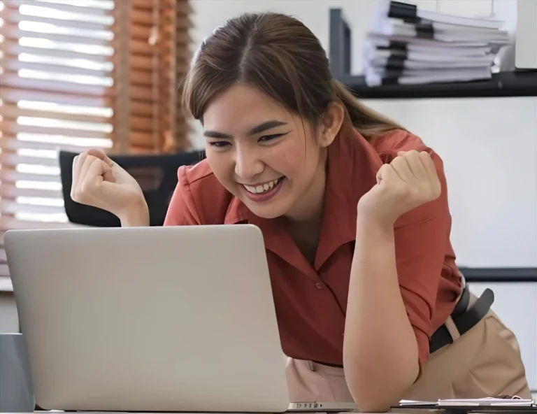 Empresaria asesorada feliz con PC